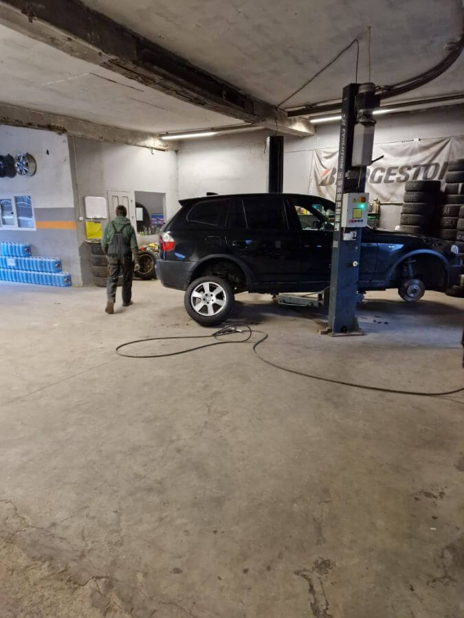 Apvidus automašīna uz pacelšanas iekārtas Riepu PROFF servisā