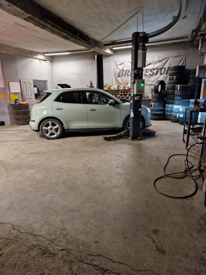 Klienta automašīna servisa darbnīcā