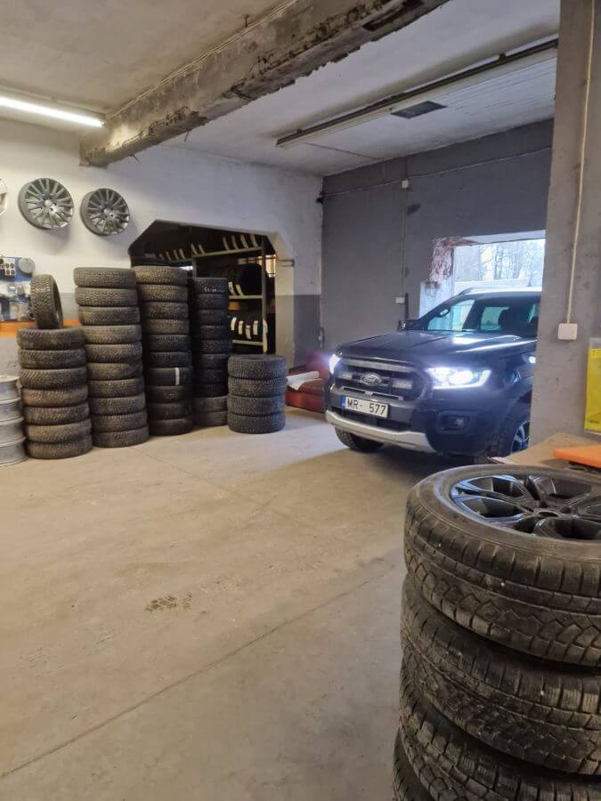Klienta automašīna ienāk Riepu PROFF darbnīcā
